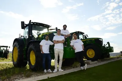 Miembros del equipo de Abastores junto a un tractor en el campo